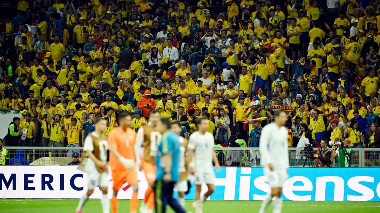 Les supporters colombiens remplissent les tribunes lors du match d'ouverture de la Coupe du monde