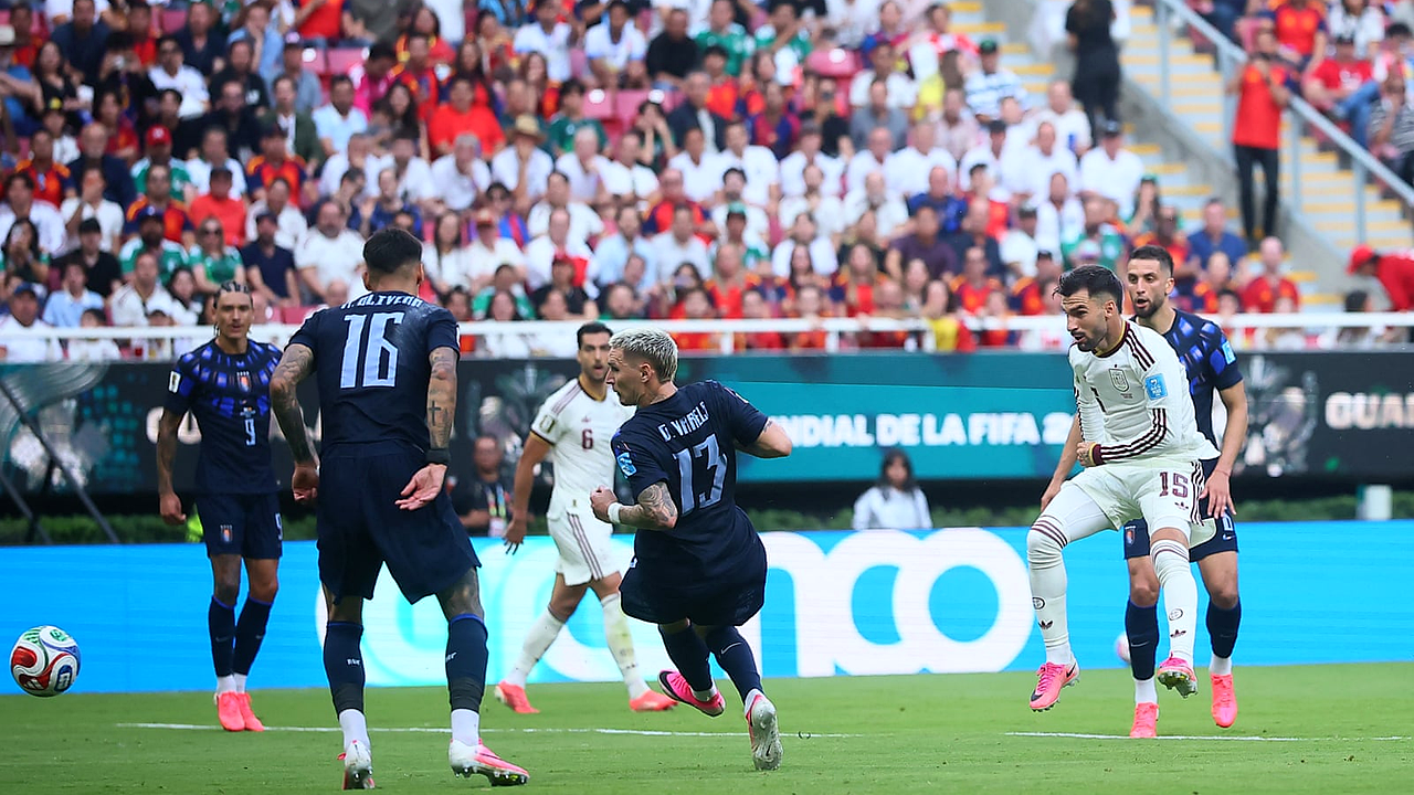 Spanien kantstöter Uruguay när Baena förvandlar kontrollen i grupp H till en siffra på resultattavlan