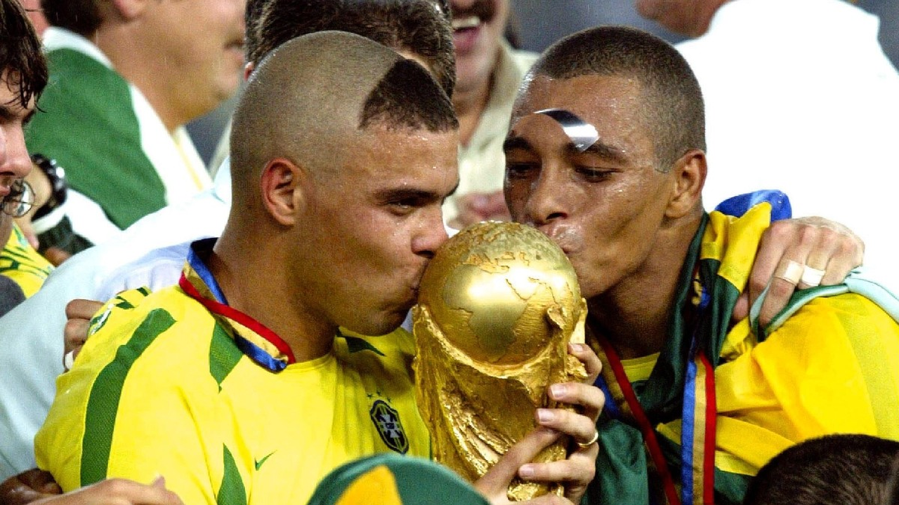Ronaldo's verontschuldiging voor zijn kapsel uit 2002 heropent Brazilië's beroemdste afleiding