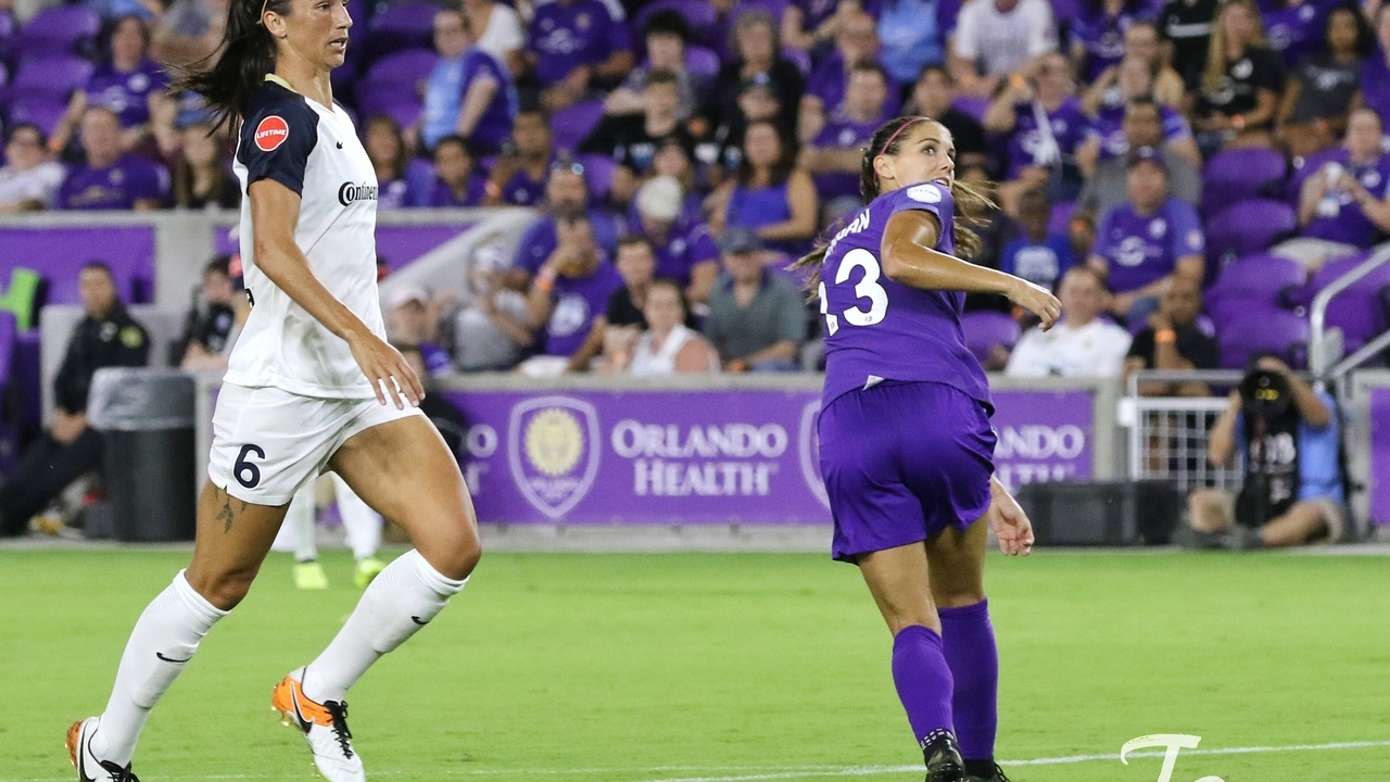 Abby Erceg markerar Alex Morgan under en klubblagsmatch