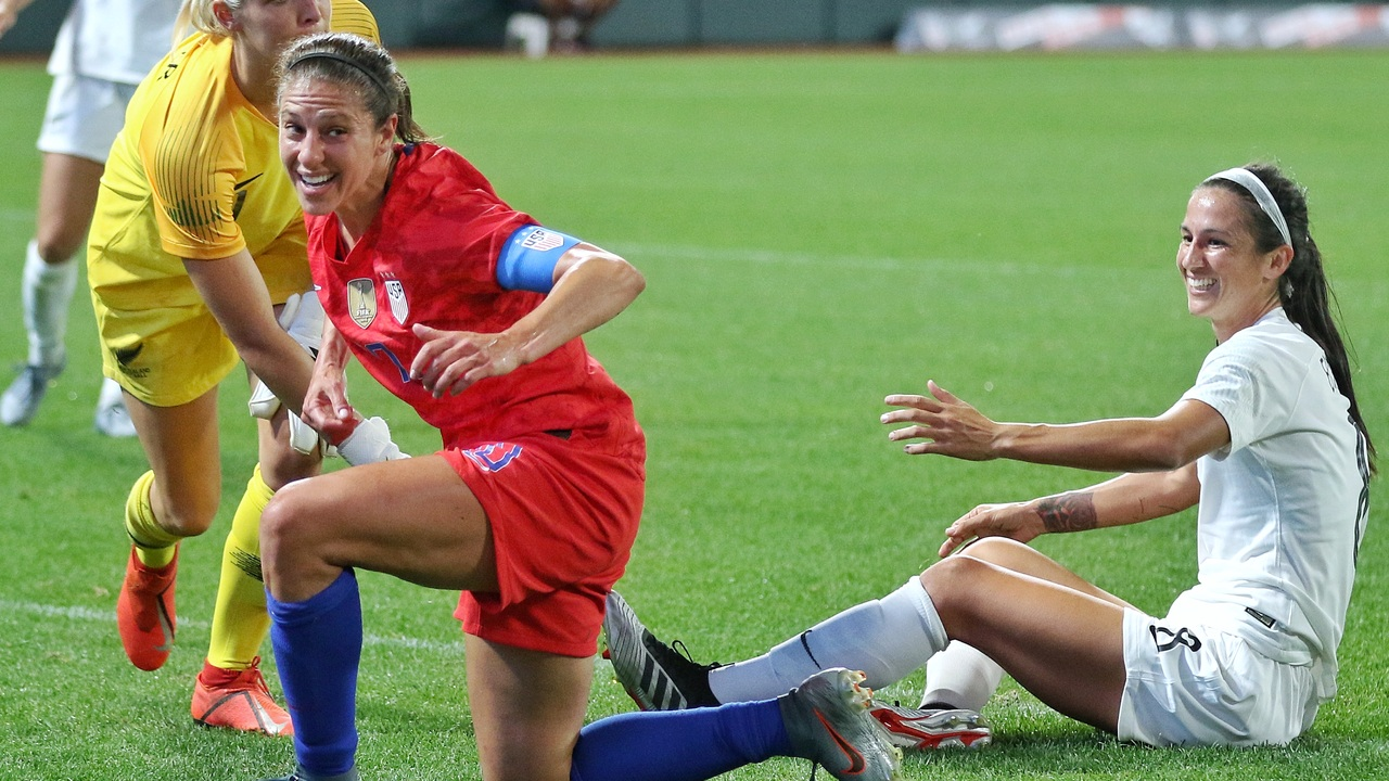 Abby Erceg utmanar Carli Lloyd under en klubblagsmatch
