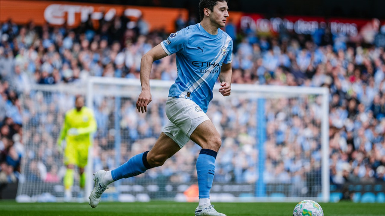 Abdukodir Khusanov løber med bolden i en Manchester City-kamp