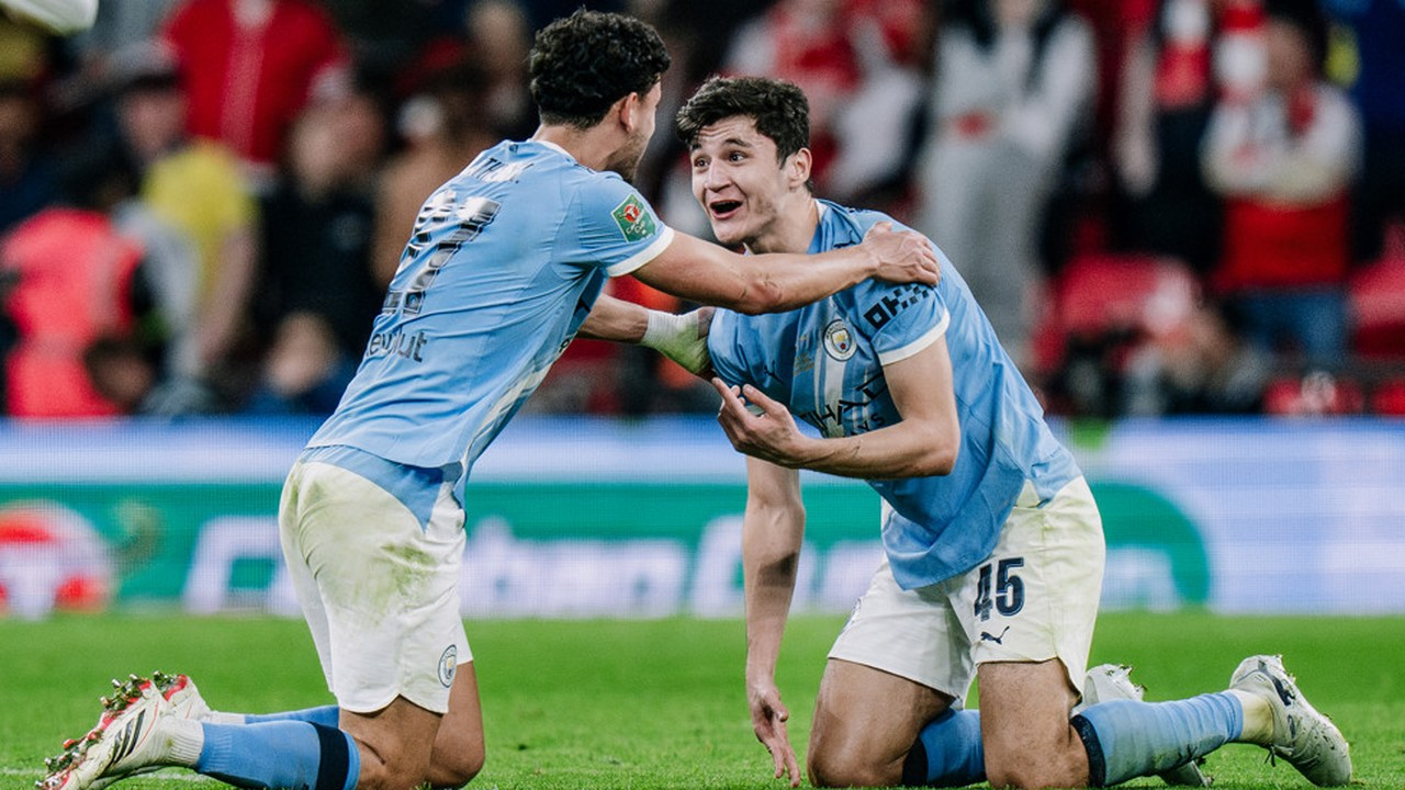Abdukodir Khusanov fejrer på knæ med en Manchester City-holdkammerat