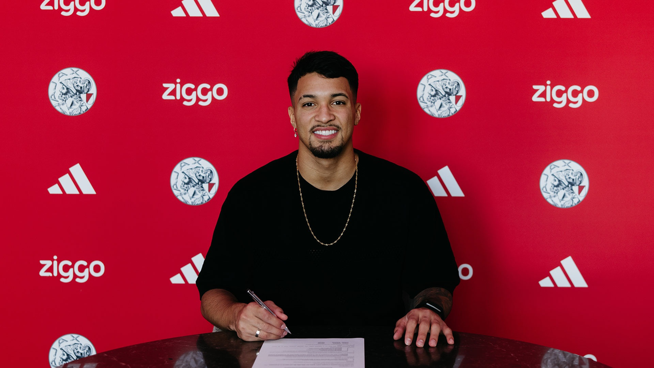 Marcos Leonardo во время официальной презентации в Ajax