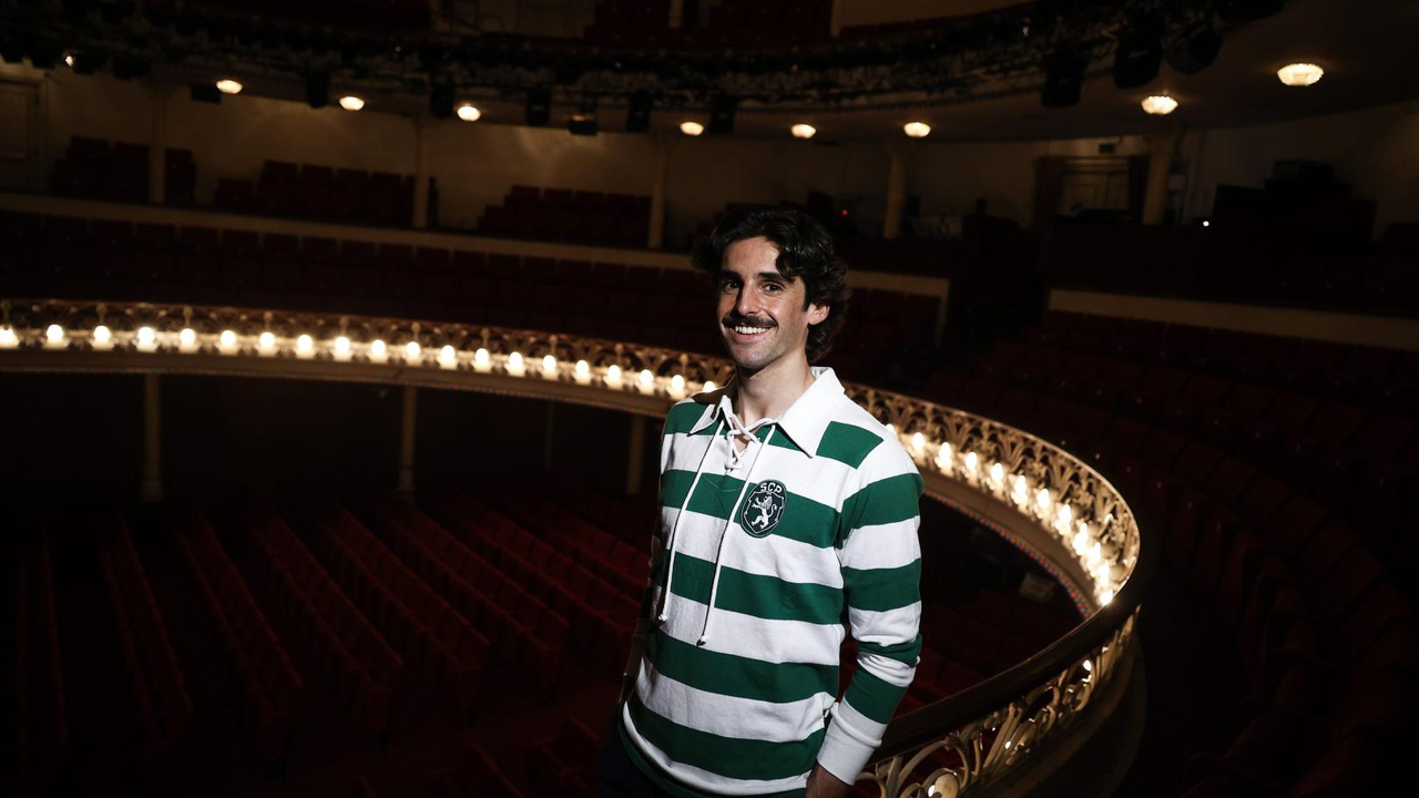 Francisco Trincao стоит в футболке Sporting в лиссабонском театре