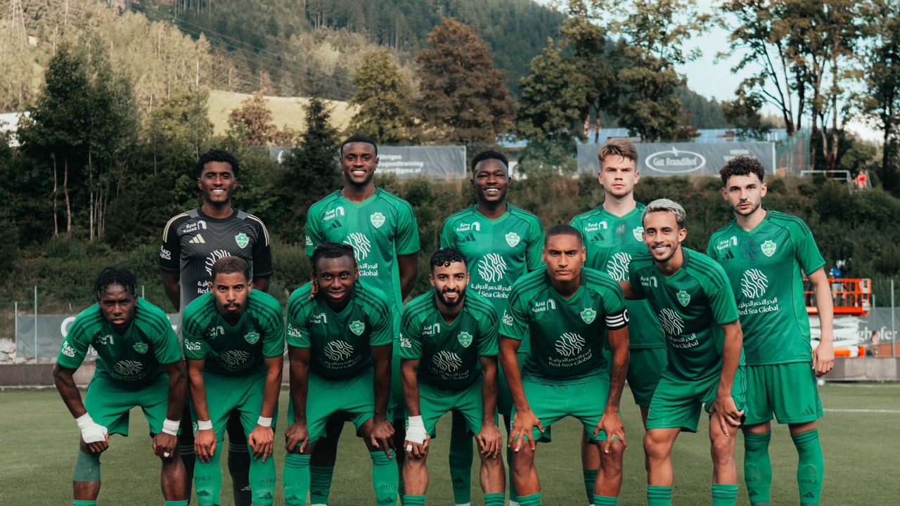 Игроки Al Ahli позируют вместе во время предсезонного сбора 2026 года в Австрии