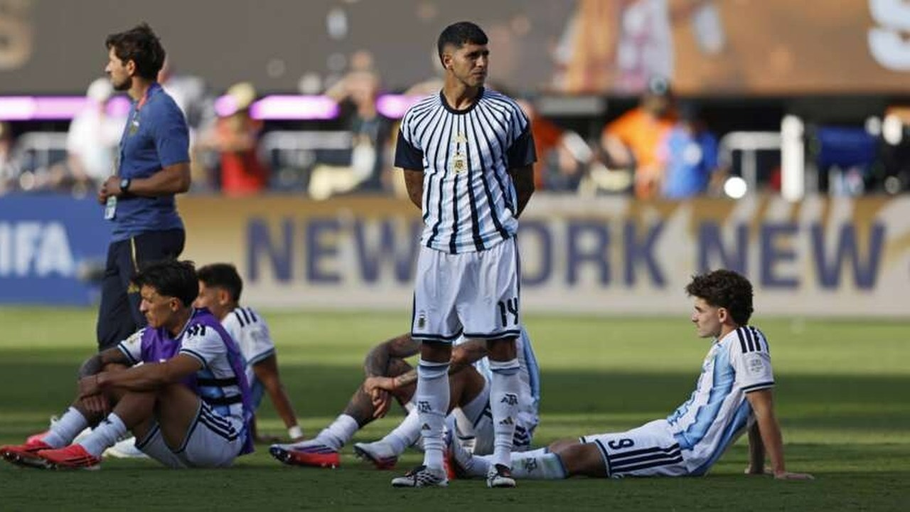 Alejo Sarco posa entre jugadores tras un partido juvenil