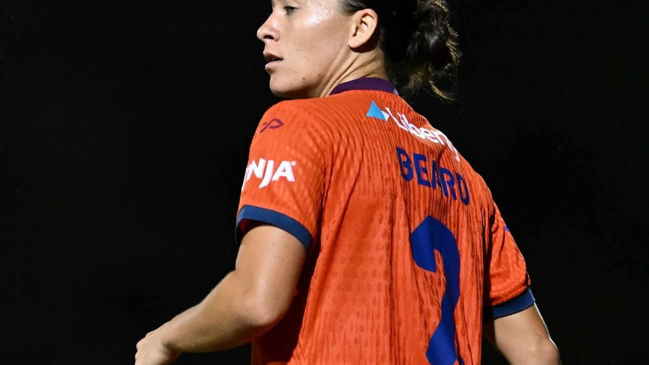 Angie Beard bærer nummer tre for Brisbane Roar