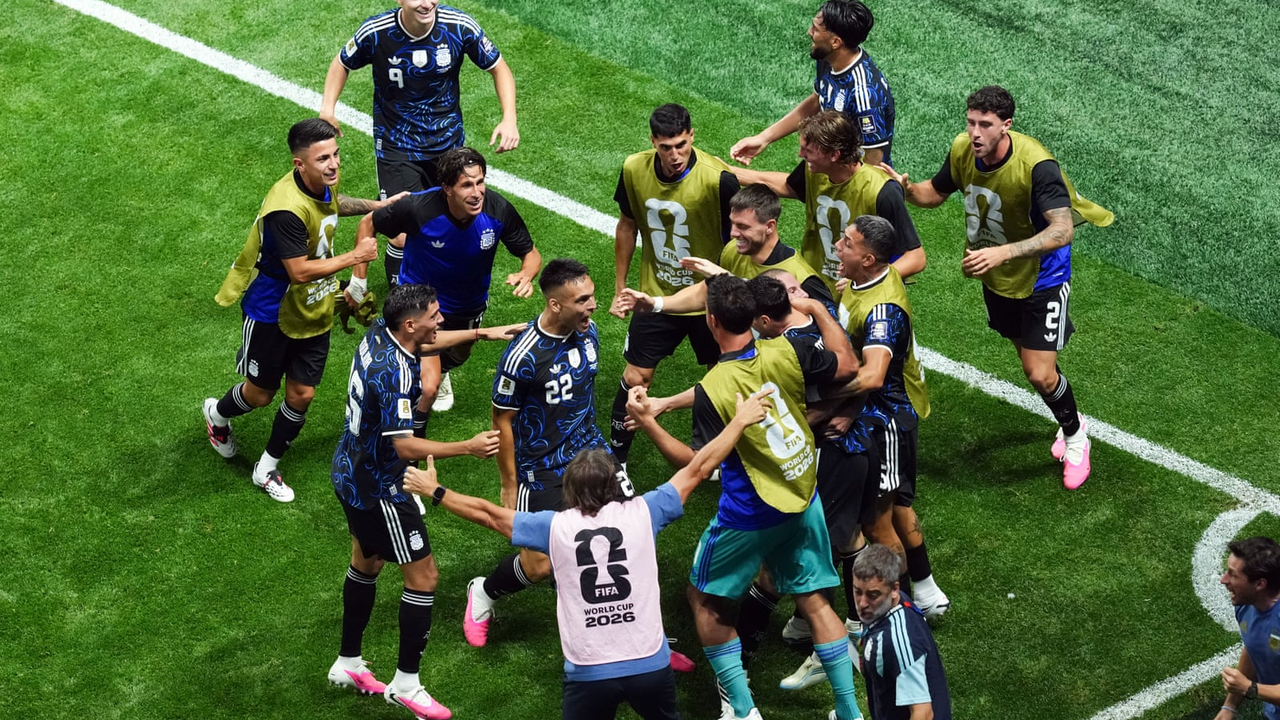 L'Argentine bat l'Angleterre 2-1 après deux passes décisives tardives de Lionel Messi