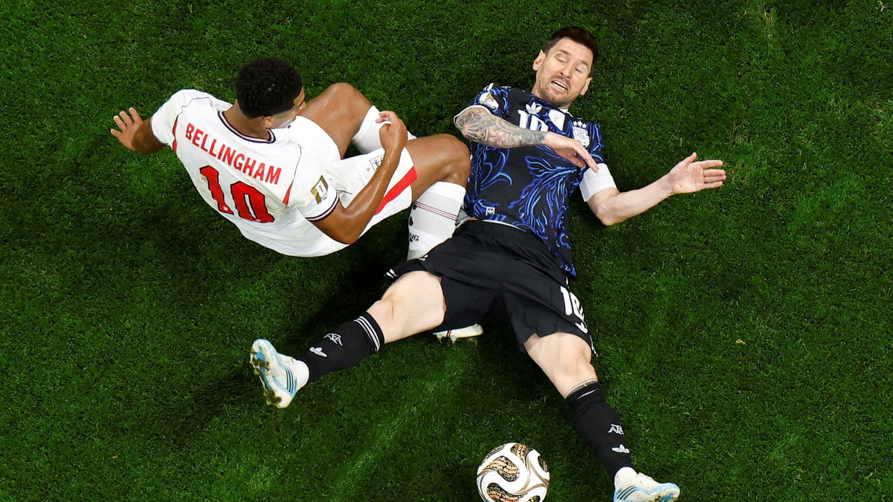 Lionel Messi créant une attaque contre l'Angleterre en demi-finale de la Coupe du monde