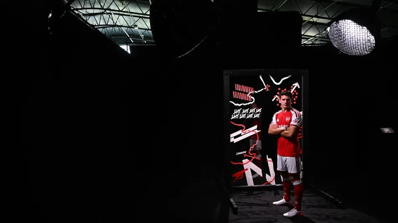 Christos Tzolis står i en Arsenal-tröja på Emirates Stadium