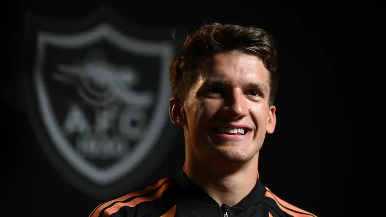 Christos Tzolis ler i Arsenal-träningskläder