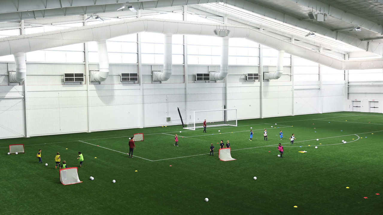 Unga spelare tränar inne på det nya US Soccer National Training Center