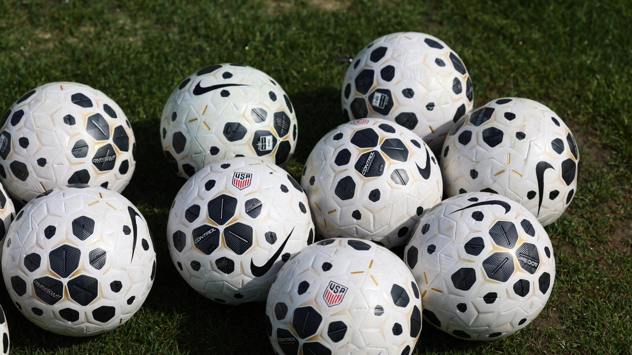 US Soccer träningsbollar förberedda för ett ungdomsläger för talangidentifiering