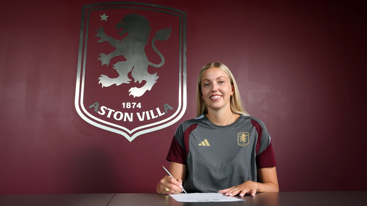 Emily Ramsey подписывает контракт с Aston Villa рядом с эмблемой клуба