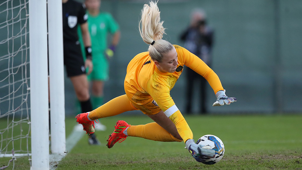 Emily Ramsey отбивает пенальти за England Women's Under-23s