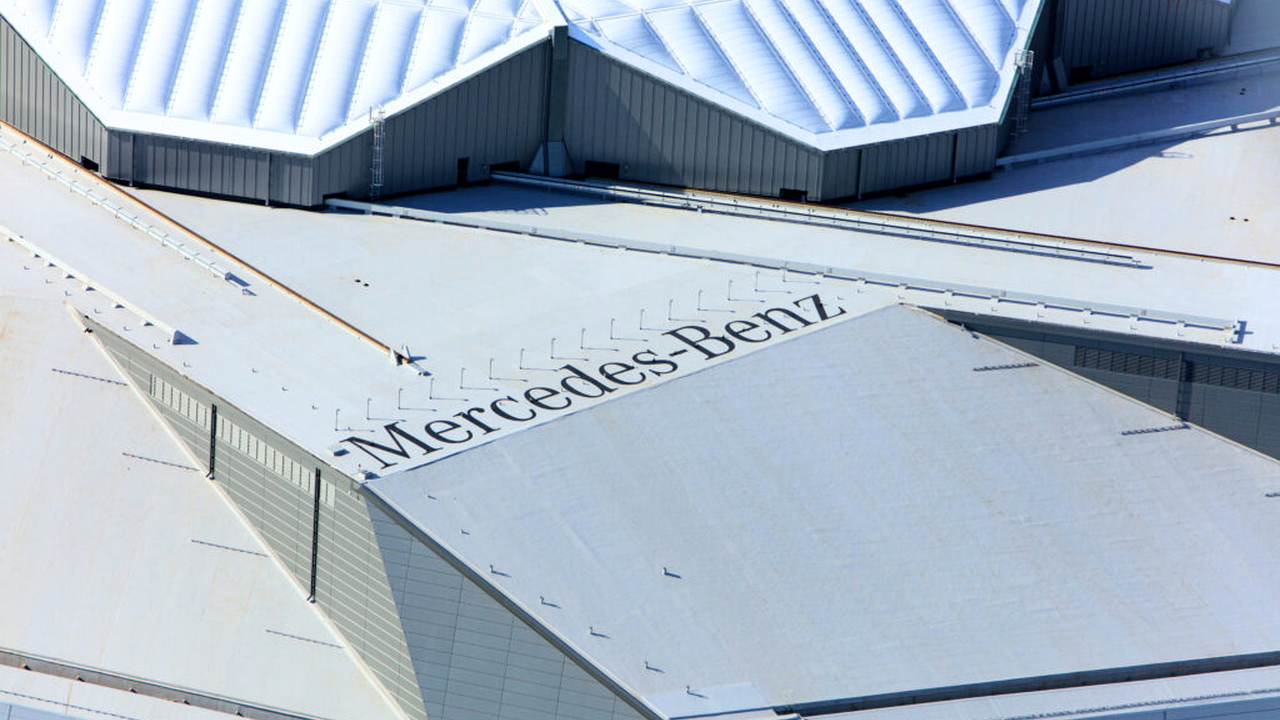 Vue rapprochée de l'inscription Mercedes-Benz peinte sur le toit du stade d'Atlanta