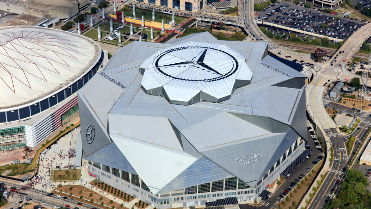 Vue aérienne large du Mercedes-Benz Stadium et des routes du centre-ville environnant