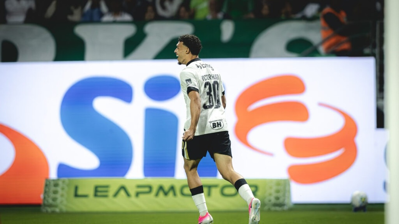 Un jugador de Atlético Mineiro corre con camiseta blanca durante el partido