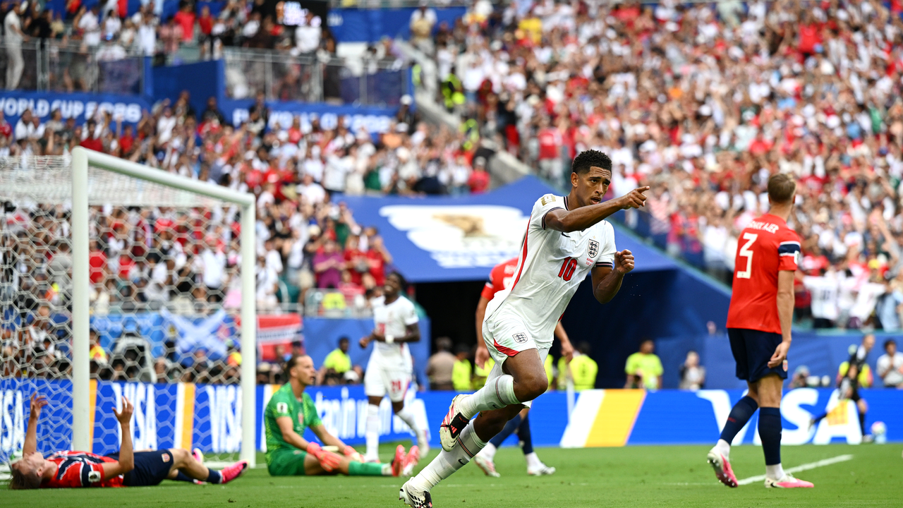 Joueurs norvégiens et anglais disputant un match à élimination directe de la Coupe du monde