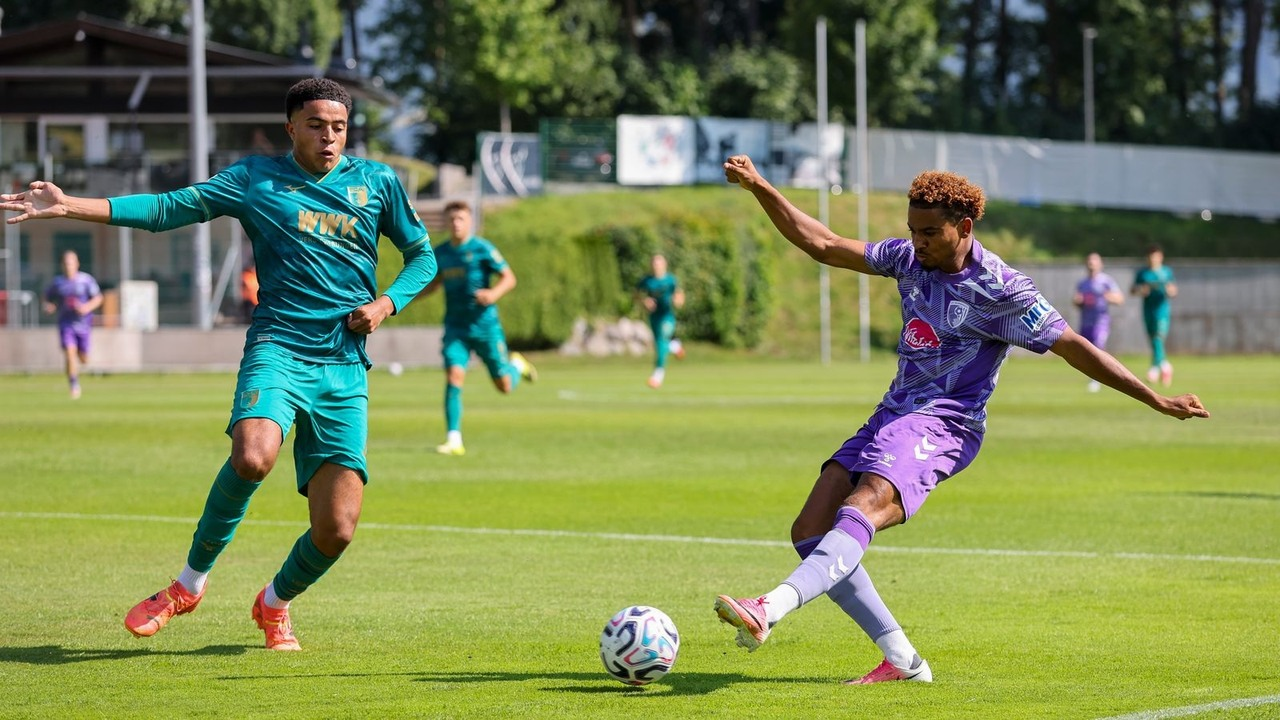 Des joueurs de Bournemouth et d'Augsburg se disputent le ballon sur le terrain