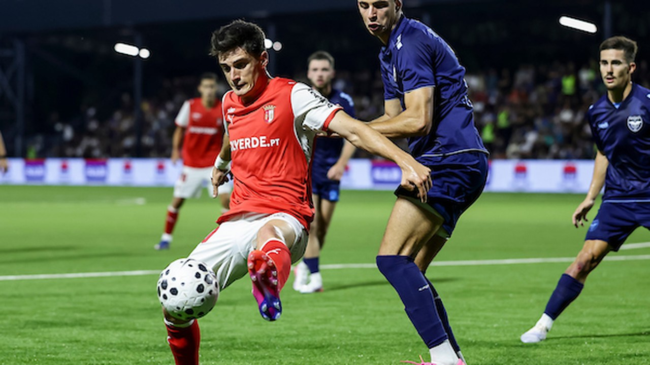 En Zeleznicar-spiller skærmer bolden for en Braga-forsvarer
