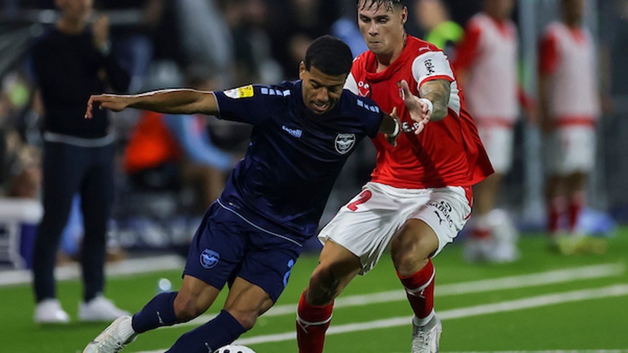 En Braga-spiller udfordrer en Zeleznicar-spiller om bolden