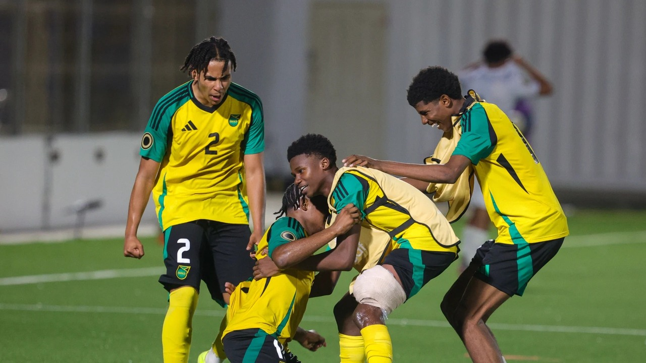 자메이카 U-20 선수들이 경기장에서 동료 주변에 모여 있다