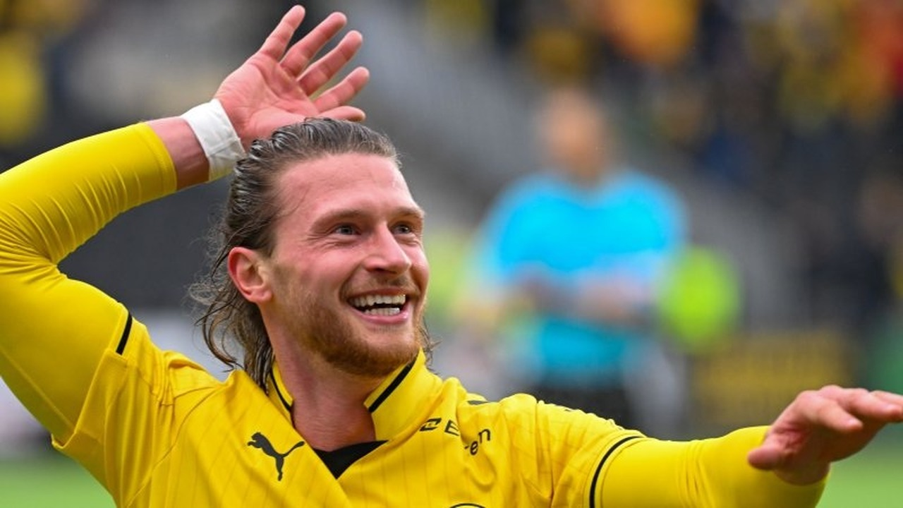 Kasper Hogh fejrer i en gul Bodo Glimt-trøje