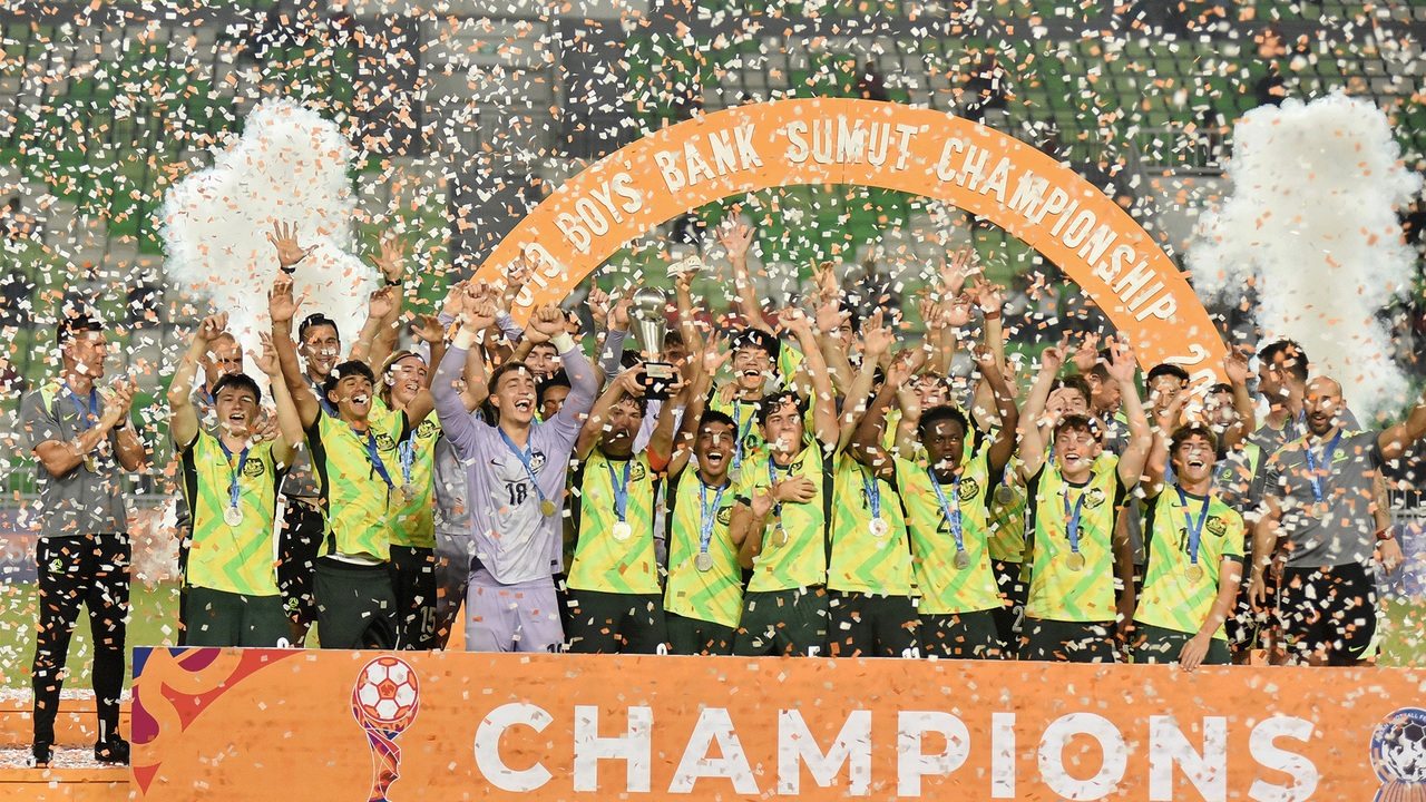 Игроки Young Socceroos празднуют с трофеем чемпионата ASEAN U19