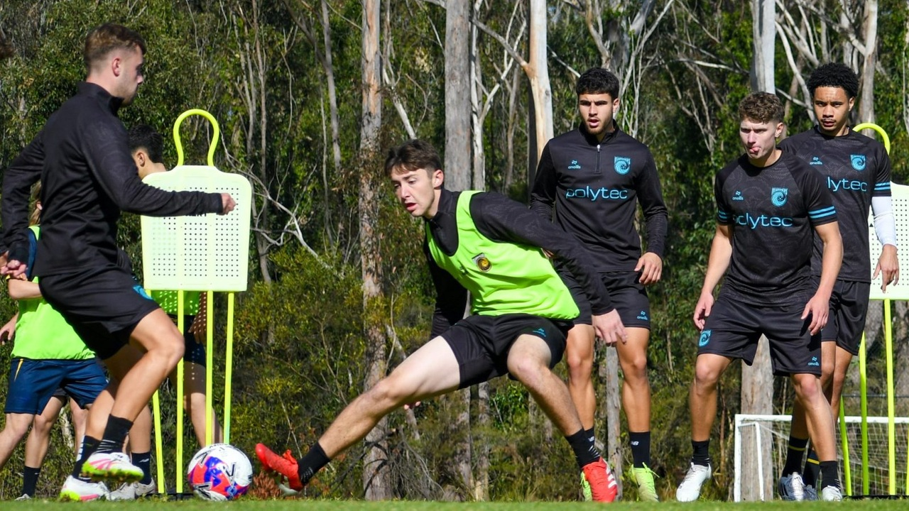 Игроки Central Coast Mariners тренируются вместе на открытом поле