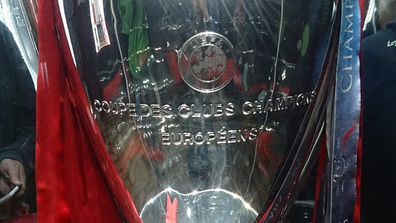El trofeo de la UEFA Champions League se exhibe