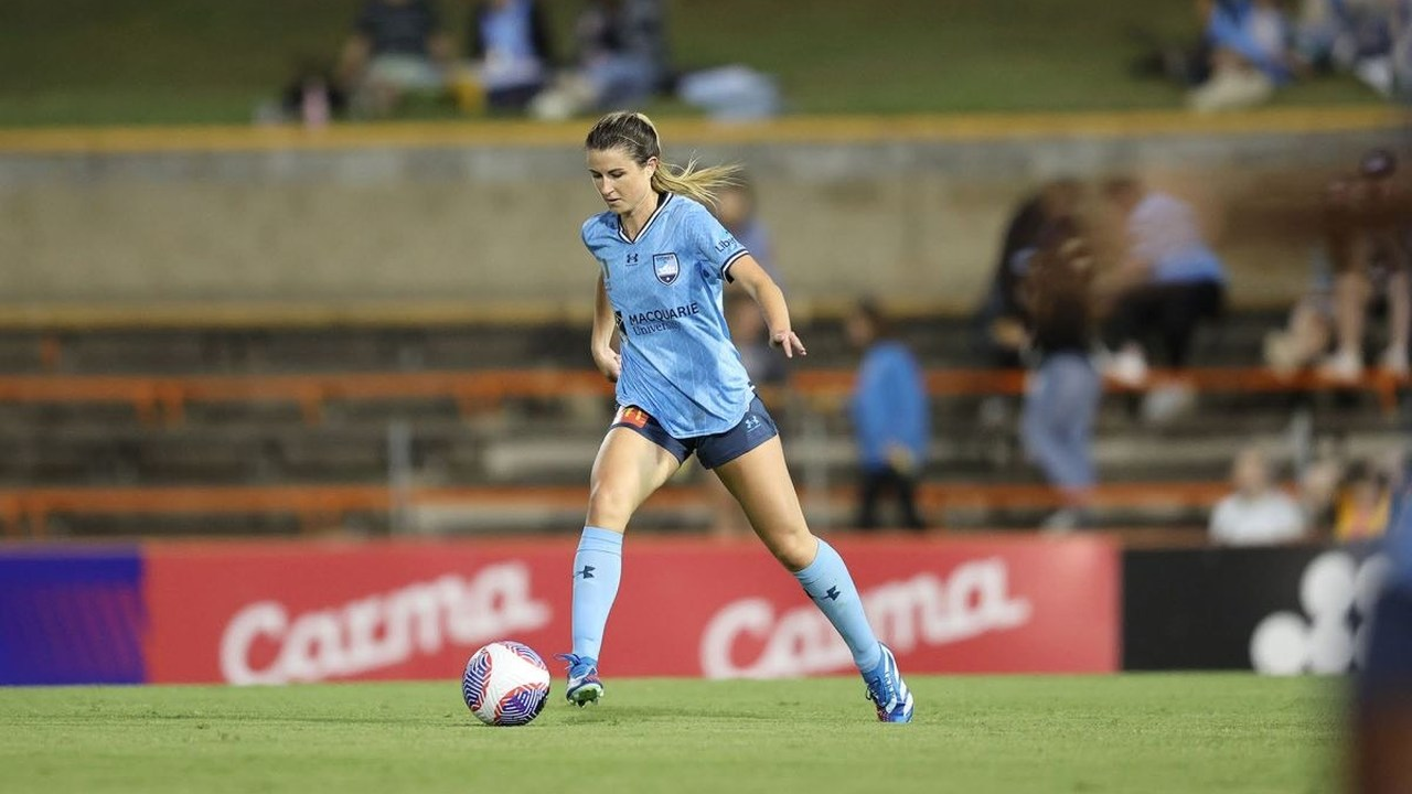 Charlotte McLean, Sydney FC 경기에서 볼 경합
