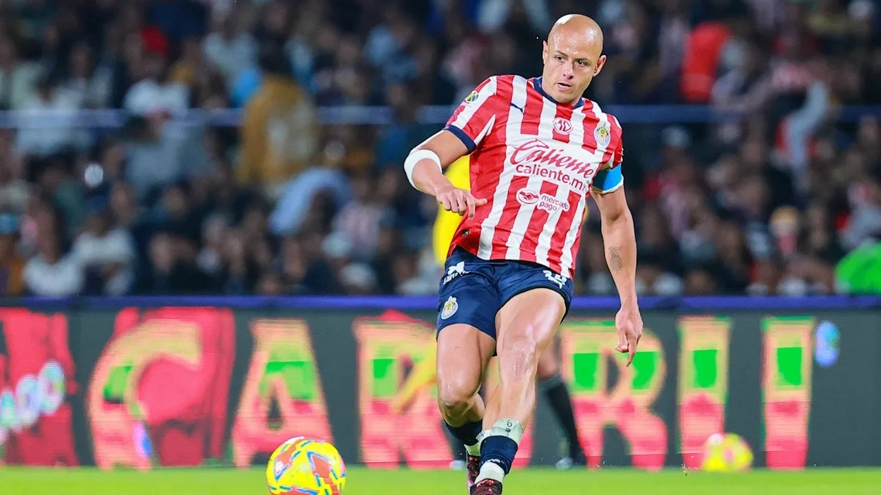 Chicharito ведёт мяч в красно-белой футболке Chivas