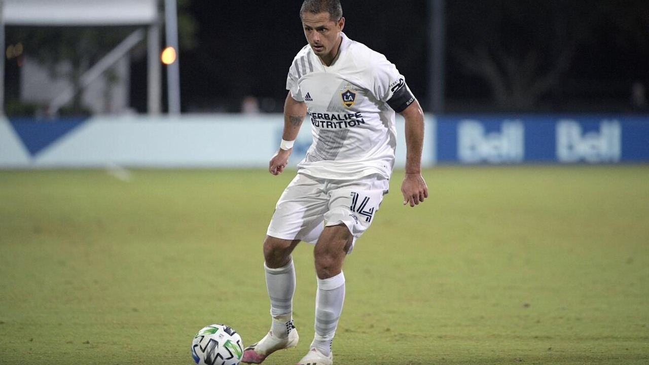 Chicharito контролирует мяч в матче за LA Galaxy