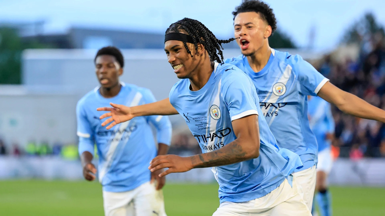 Reigan Heskey fejrer under en ungdomskamp for Manchester City