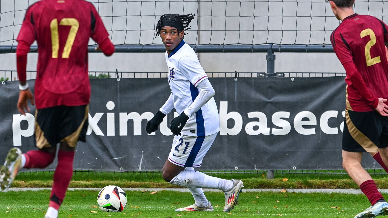 Reigan Heskey fører bolden for England på ungdomsniveau