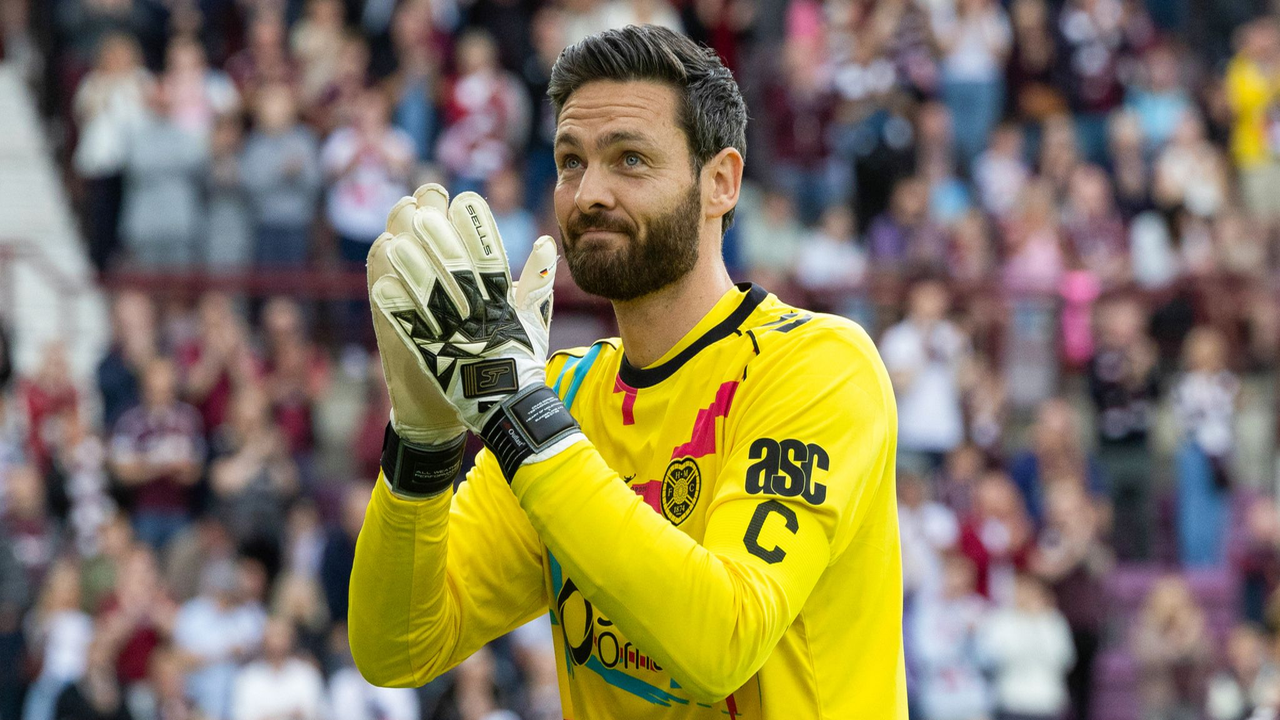 Craig Gordon благодарит болельщиков Hearts с поля