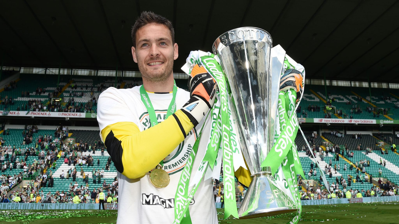 Craig Gordon держит трофей Scottish Premiership после чемпионского сезона с Celtic