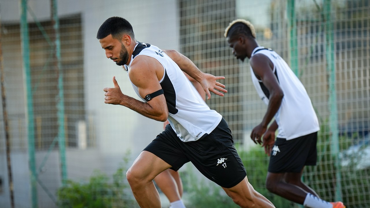 Игроки Neftchi бегут во время тренировки перед матчем с Dinamo Minsk