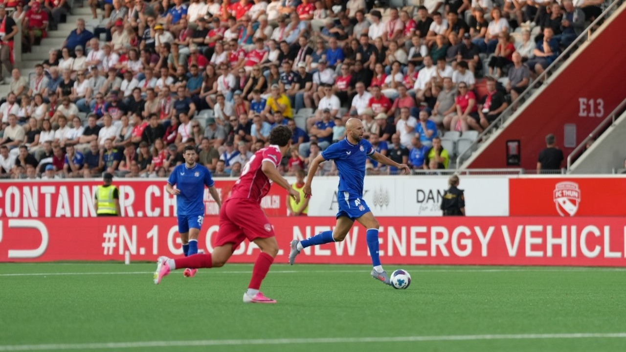 Des joueurs de Thun défendent leur surface de réparation pendant un match