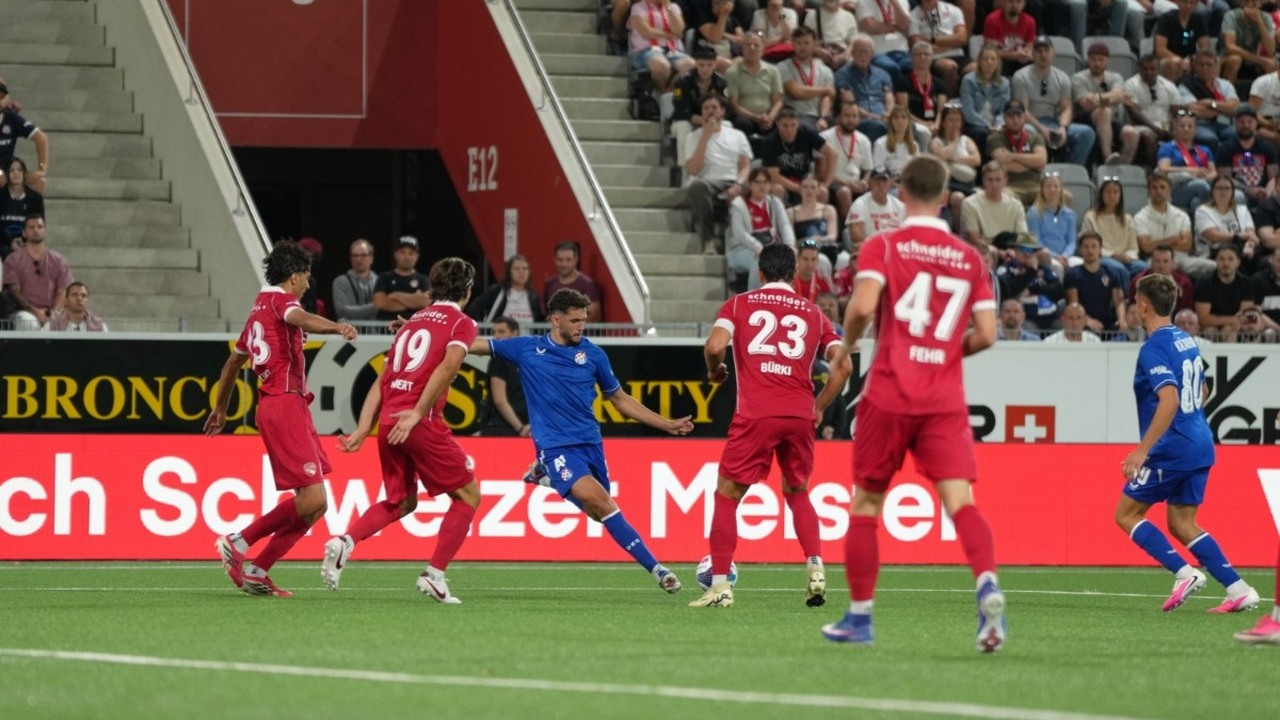 Des joueurs de football célèbrent ensemble près du but
