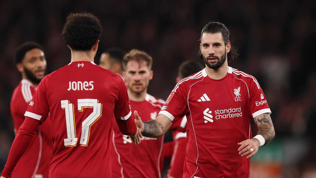 Dominik Szoboszlai celebra junto a su compañero del Liverpool Curtis Jones tras un partido