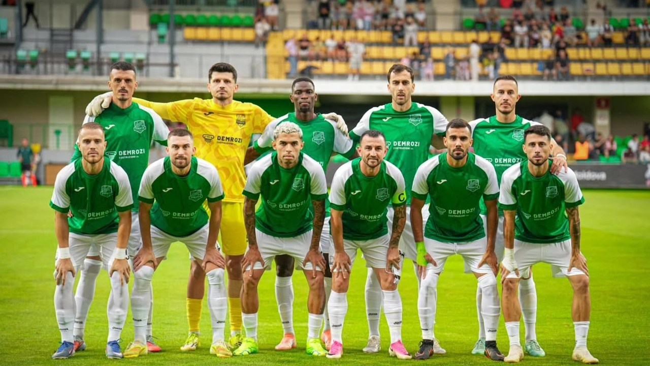Egnatia-spillere poserer sammen før en Champions League-kvalifikationskamp