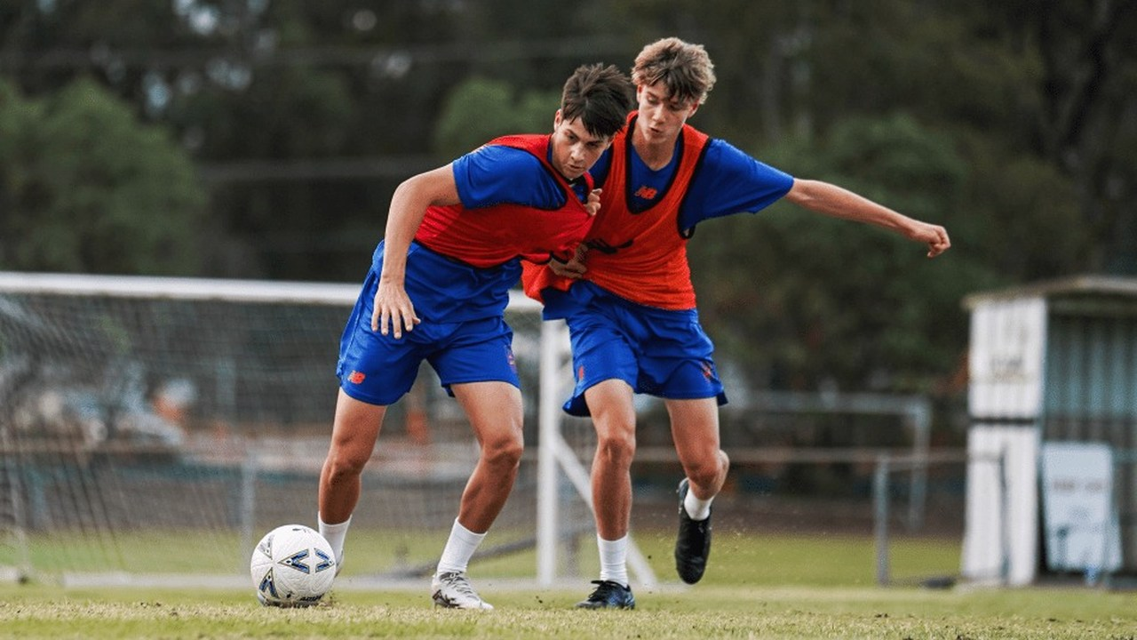 Brisbane Roar-academiespelers strijden om de bal tijdens de training