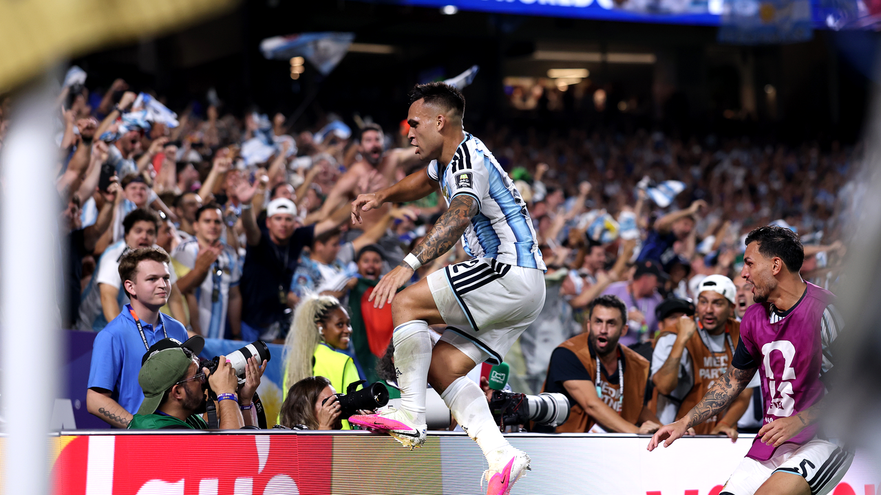 Argentina-spillere fejrer under en knockoutkamp ved World Cup