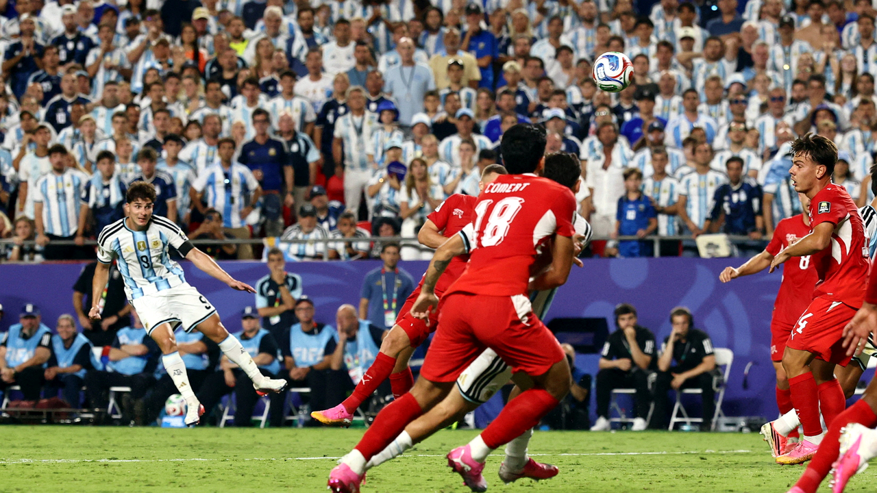 England- og Argentina-spillere vist under separate knockoutøjeblikke ved World Cup