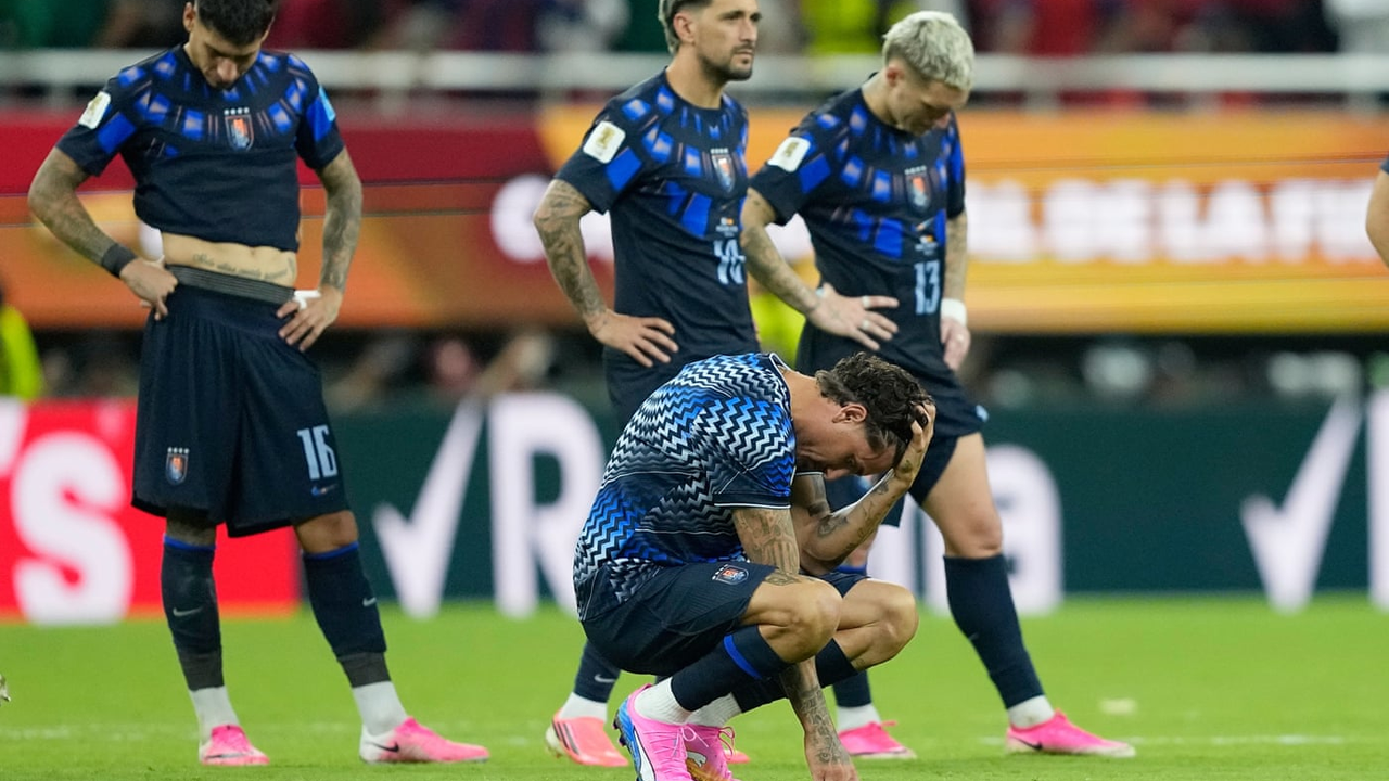 Uruguays spillere reagerer efter VM-exit, der gik forud for Forlans ansættelse
