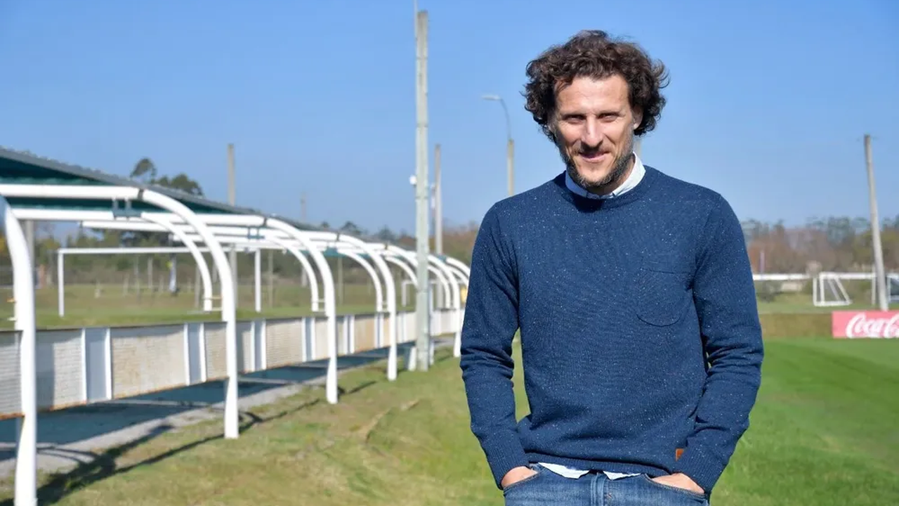 Diego Forlan på en fodboldtræningsbane i sin trænerkarriere