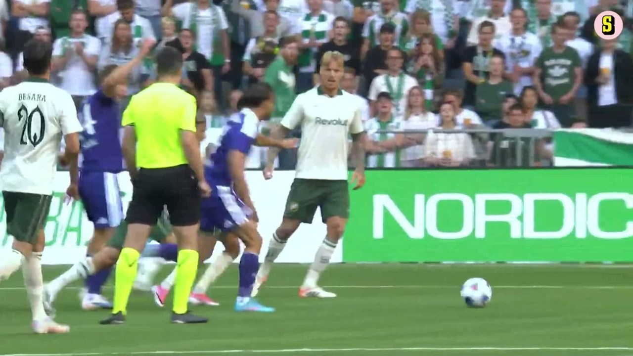 Hammarby- og Anderlecht-spillere kæmper under kampen